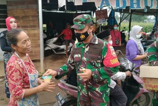 Dandim 0719 Jepara Bagi Takjil, Pemudik Dihimbau Ikuti Swab Antigen