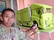 Budi, Tukang Ukir yang Sulap Limbah Kayu jadi Produk Kreatif