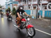Gus Yasin Safari Ramadan Naik Honda CB Bagikan Sembako di Banjarnegara