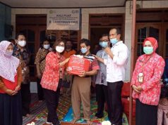 Tunanetra Anggota ITMI Menerima Bingkisan dari Baznas dan RSUD Wongsonegoro