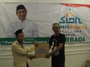 Safari Ramadan, Santri Gayeng Nusantara Bagikan Sembako