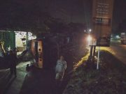 Truk Muat Pasir Terguling di Depan Rumah Warga di Brati Minggu Dini Hari