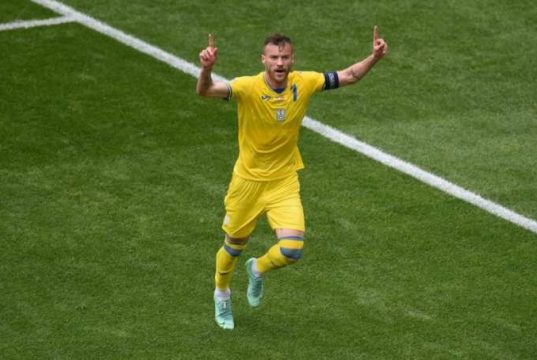 Giliran Andriy Yarmolenko Campakkan Botol Minuman Sponsor Euro 2020
