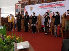 Peserta Upacara Hari Lahir Pancasila Mengenakan Pakaian Adat