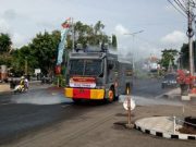 Polres, Kodim, BPBD dan PMI Semprotkan Disinfektan ke Jalan Protokol