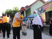 Kapolres Kebumen Gowes Seraya Bagi Sembako ke Warga Tiga Desa