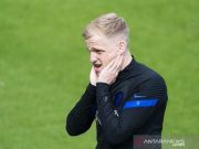 De Boer Memutuskan Tidak Memanggil Pemain Pengganti Van de Beek yang Cedera