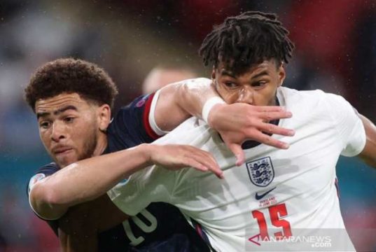 Inggris dan Skotlandia Berbagi Skor Kacamata