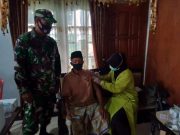 Babinsa Koramil Sawangan Dampingi Lansia Menjalani Vaksinasi
