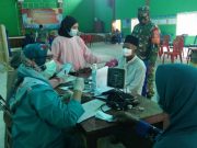 Babinsa Sidoagung Dampingi Warga Suntik Vaksin Covid-19