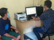 Berpura-pura Tanya Harga Kusen Pintu, Ternyata Ambil Handphone