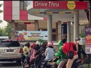 Petugas Bubarkan Kerumunan di Gerai Mc D Kota Tegal