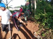 Bersama Warga, TNI-Polri di Batang Bangun Akses Jalan