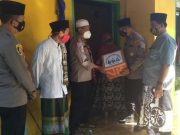 Polres Batang Bagikan Sembako bagi Warga Kurang Mampu