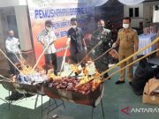Kejari Musnahkan 74.400 Bungkus Rokok Ilegal