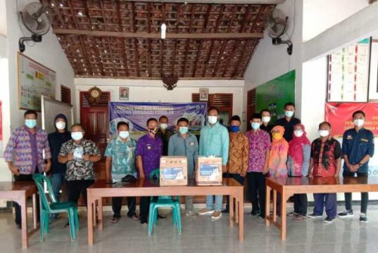 Ajak Pemuda Disiplin Prokes, Hj. Lestari Moerdijat Serahkan Masker untuk Karang Taruna