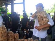 Menparekraf Sandiaga Uno dan “Presenter” Omesh Borong Karya UMKM Desa Candirejo rojali