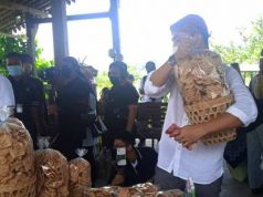 Menparekraf Sandiaga Uno dan “Presenter” Omesh Borong Karya UMKM Desa Candirejo rojali