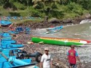Gelombang Tinggi, 5 Perahu Nelayan TPI Argopeni Terseret Ombak