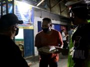 Polres Kebumen Imbau PKL Taati PPKM Darurat Sembari Bagikan Beras