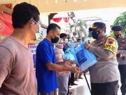 Kapolres Wonogiri Bagikan Bantuan Sembako ke Warga Terdampak Covid