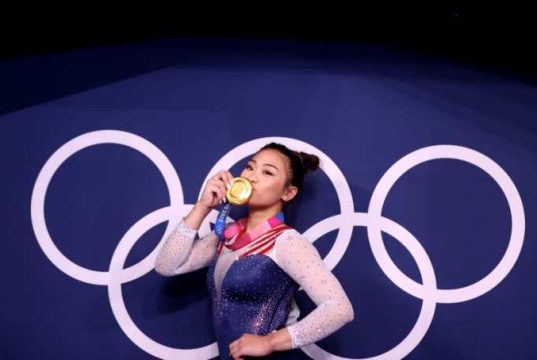 Kisah Sunisa Lee: dari Pengungsi, Covid-19 hingga Emas Olimpiade 2020