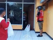PMI Bagi Paket Buah Segar Untuk Warga yang Melakukan Isoman