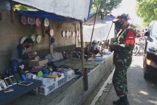 Patroli Datang, Pedagang di Trotoar Kemasi Dagangan