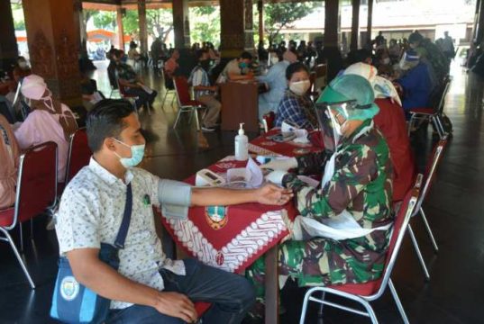 1000 Warga Surakarta Mengikuti Vaksinasi di Balaikota dengan Prokes Ketat