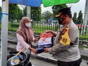 Kapolres Magelang Bagikan Sembako Kepada Pedagang Kaki Lima di Kawasan Candi Borobudur