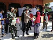Komascipol, TNI Polri di Cepu Bagikan Bansos Kepada PKL Terdampak Covid-19