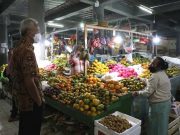 Peduli Nakes, Ganjar Borong Buah di Pasar Tawangmangu