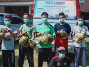 Panti Asuhan Muhammadiyah Candimulyo Panen Buah Kelapa