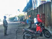 Babinsa Dukun Bersama Satgas PPKM Darurat Laksanakan Penyemprotan Disinfektan