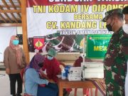 Dandim Tinjau Pelaksanaan Serbuan Vaksinasi di Lapangan