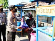 Kapolda Jateng Bagikan Bansos di Demak