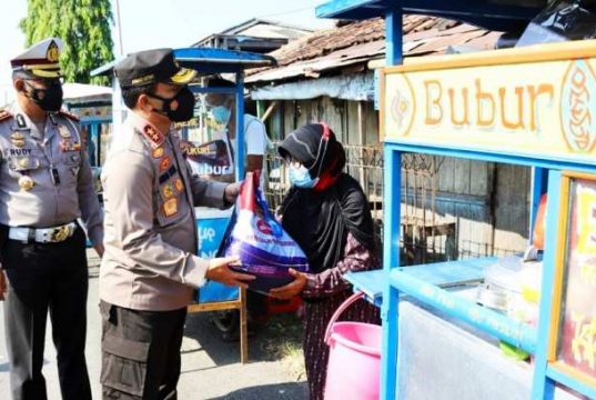 Kapolda Jateng Bagikan Bansos di Demak