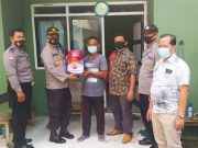 Polsek Weleri Bagi Sembako dan Sosialisasi Protokol Kesehatan