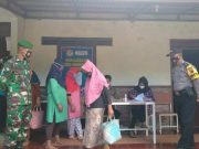 Babinsa Koramil Bandongan Dampingi Penyaluran BPNT