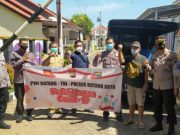 Polres Batang bersama PWI Lakukan Penyemprotan Disinfektan dan Bagikan Sembako