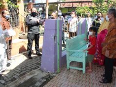 Wali Kota Tegal Antar Makanan ke Lansia Isoman