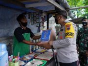 Polres Batang Bagikan Ratusan Paket Sembako untuk Pedagang Angkringan