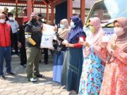 Wali Kota Tegal Serahkan Beras kepada 18.114 KK