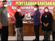 Peduli Masyarakat Terdampak Covid-19, Bupati Brebes Bagikan Beras