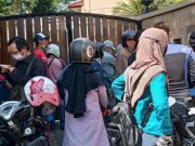 Uang Belum Cair, Nasabah Geruduk Rumah Pemilik KSP Giri Muria