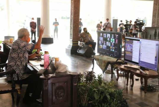 Ganjar Urai Masalah bersama Kades dan Warga Rembang dalam Rembug Desa
