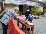Sekotak Cokelat dari Gubernur untuk Cahaya Siswi Kelas 4 SD