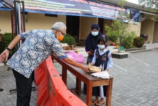 Sekotak Cokelat dari Gubernur untuk Cahaya Siswi Kelas 4 SD