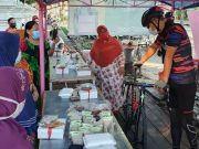 Ganjar Borong Dagangan PKL dan Bagikan Makanan Saat Gowes