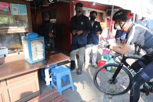 Mahasiswa Polines Borong Dagangan PKL Tembalang